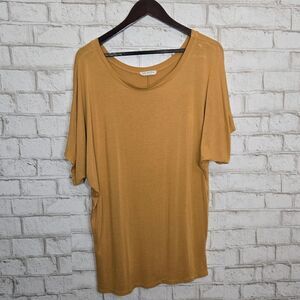 free to live v neck tee